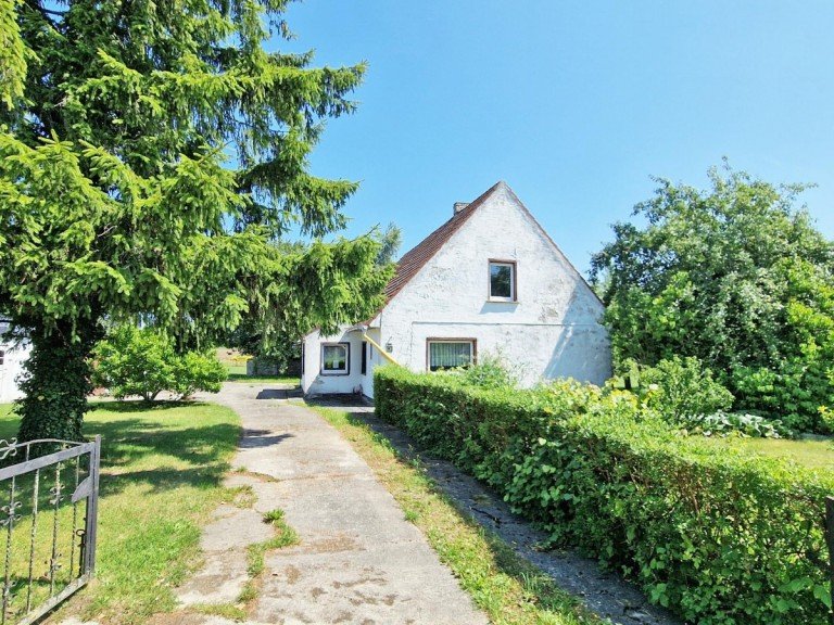 Grundst�ckszufahrt Karlsburg Einfamilienhaus sanierungsbed�rftiges Wohnhaus mit �ber 6.000 m� Grundst�ck - zwischen Greifswald und Anklam