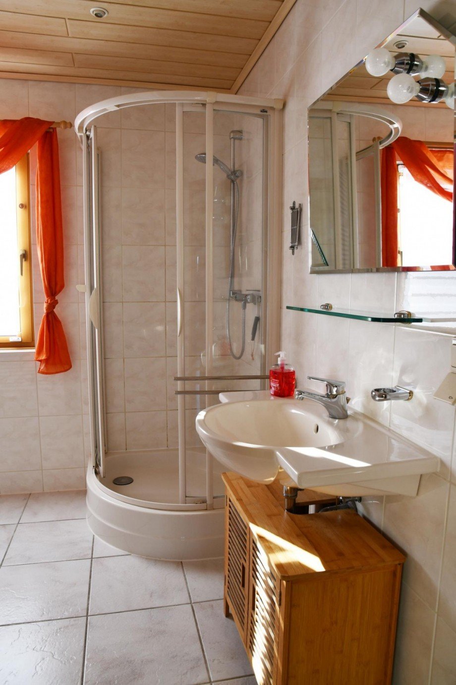 Bad mit Dusche und Wanne Einfamilienhaus Trassenheide