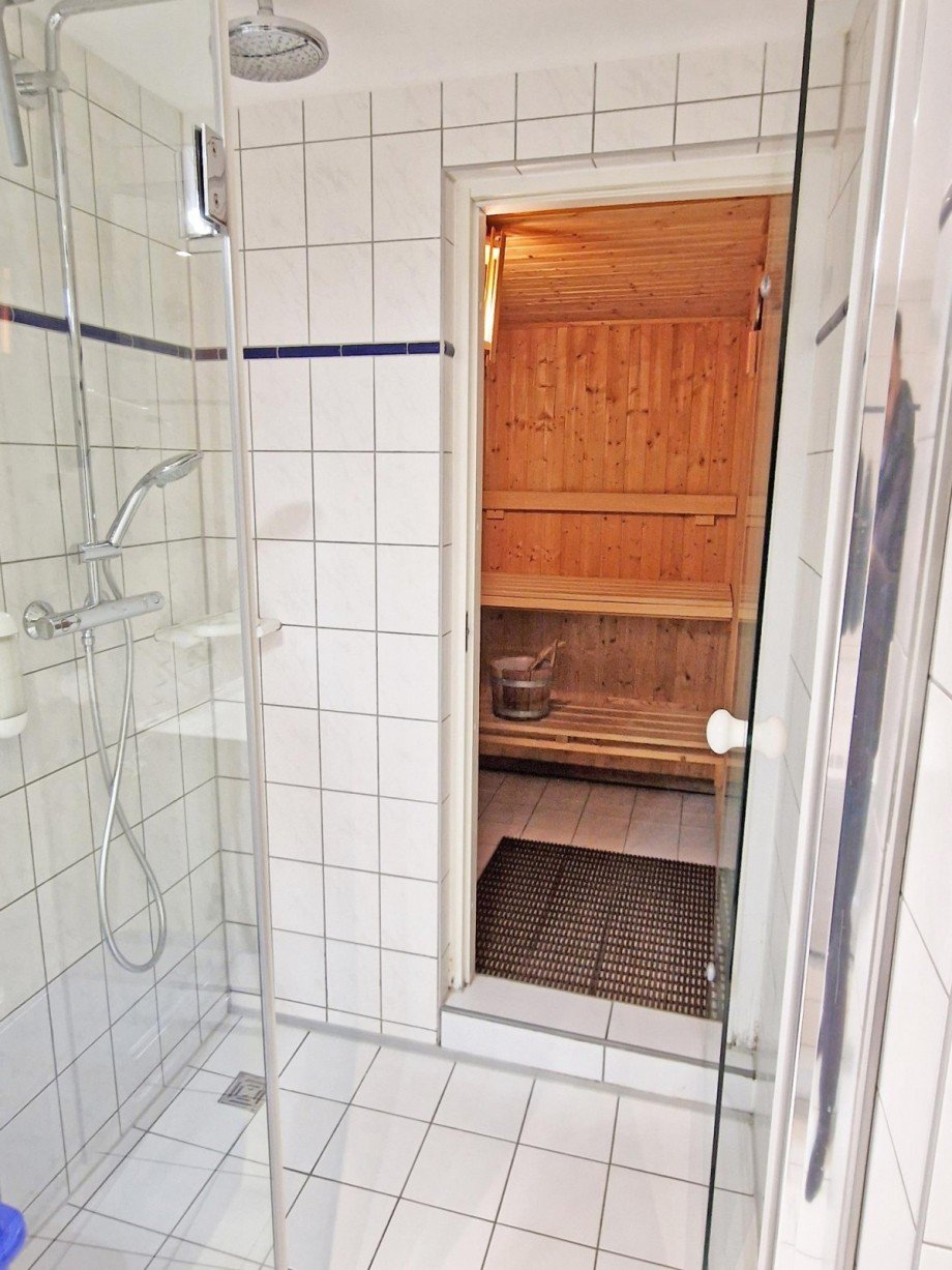 Bad mit Dusche, Wanne und Sauna Wohnung Koserow