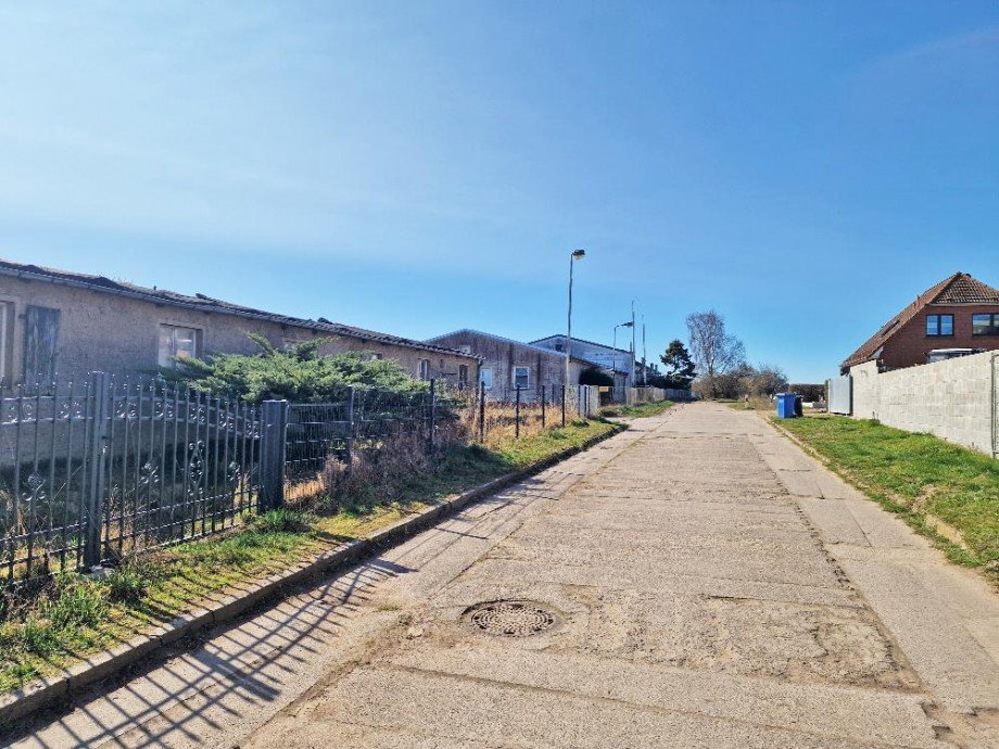 Anliegerstra�e Halle / Lager / Produktion Lassan