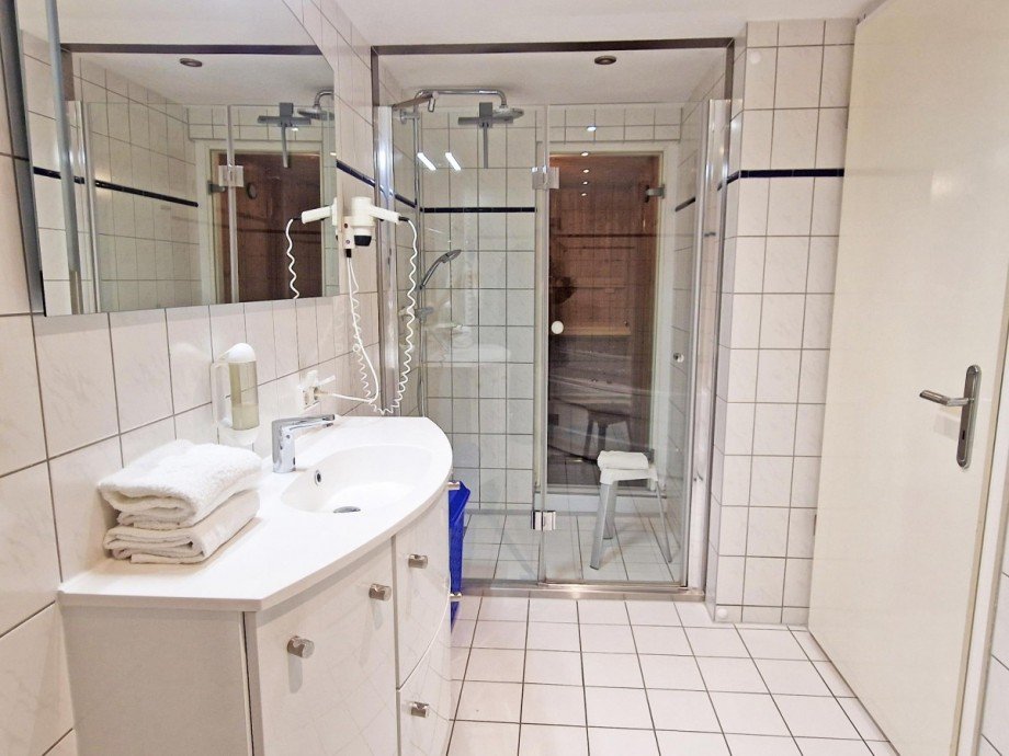 Bad mit Dusche, Wanne und Sauna Wohnung Koserow
