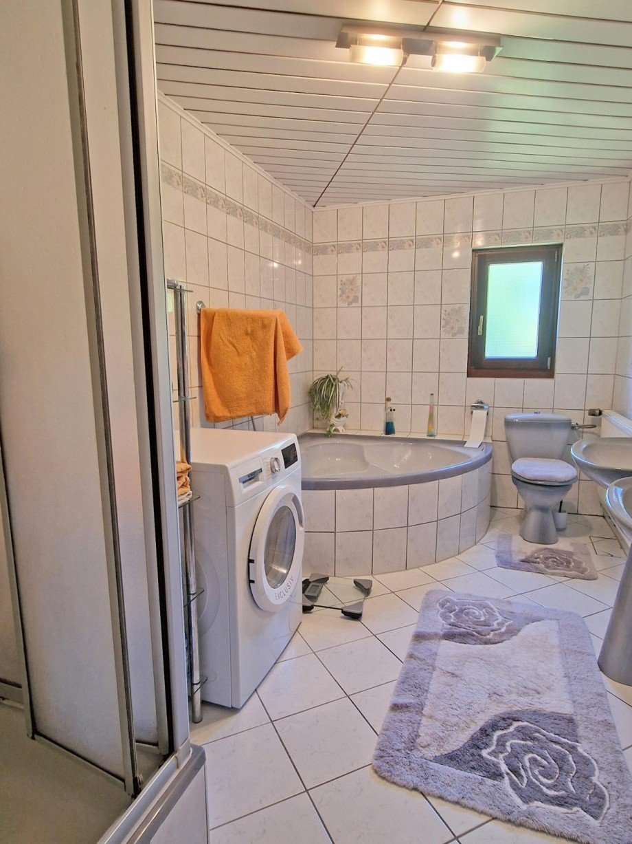 Bad mit Dusche und Wanne Einfamilienhaus Wolgast