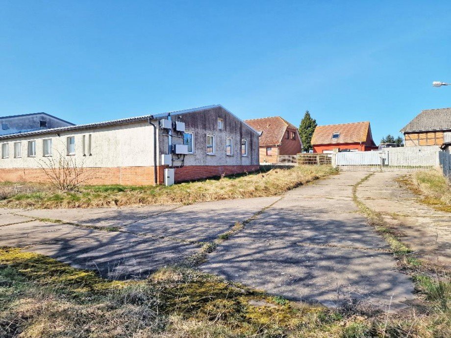 Grundst�ckzufahrt Halle / Lager / Produktion Lassan