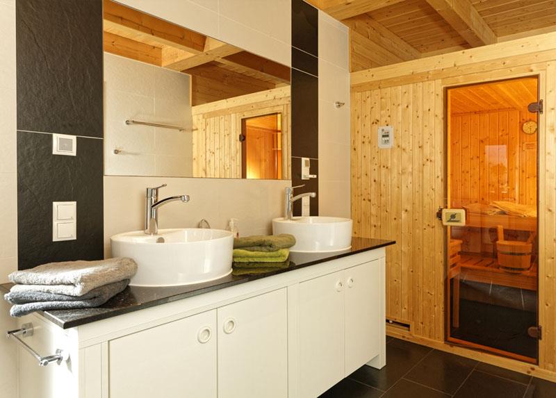 Bad mit Blick zur Sauna Ferienhaus Zempin