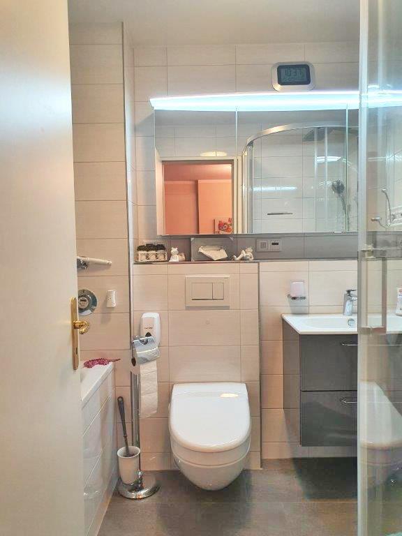 Bad mit Dusche und Wanne Wohnung Heringsdorf