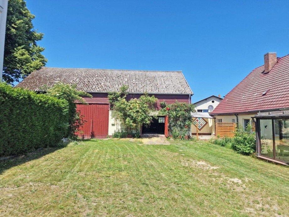 Hausansicht und Scheune Zweifamilienhaus Krummin