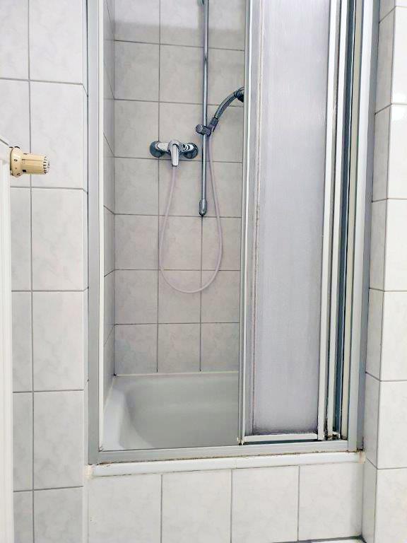 Bad mit Dusche und Wanne Wohnung Karlshagen