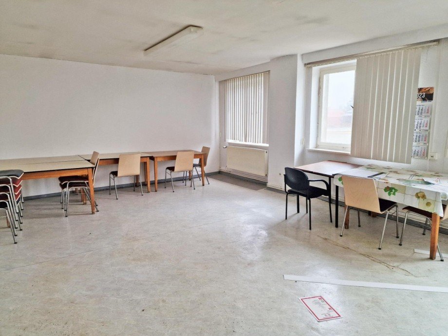 B�ror�ume Halle / Lager / Produktion Lassan