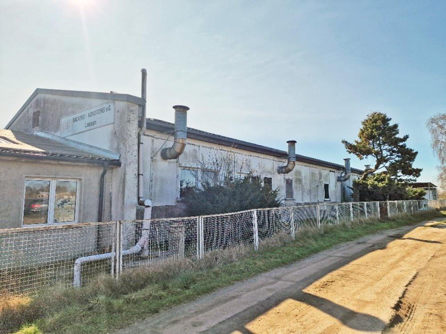 Geb�udeansicht Halle / Lager / Produktion Lassan