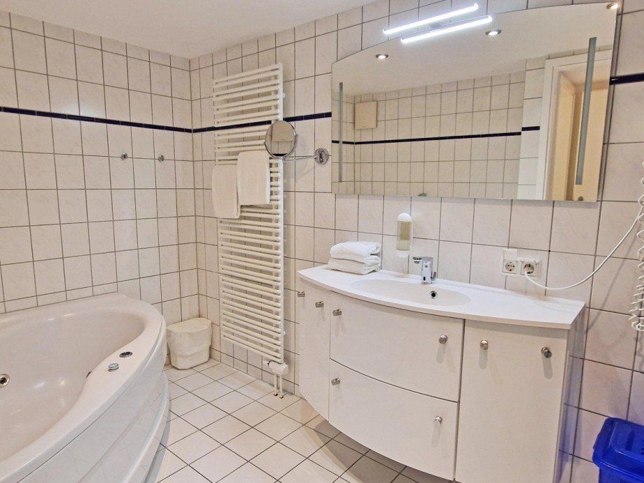 Bad mit Dusche, Wanne und Sauna Wohnung Koserow