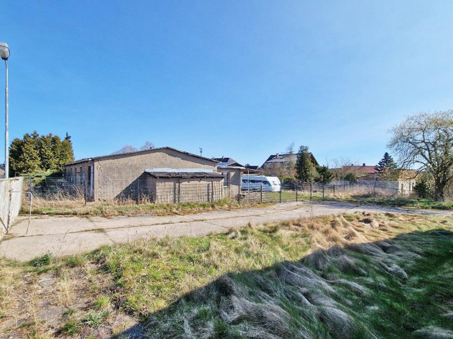 Grundst�ck mit Altbestand Halle / Lager / Produktion Lassan