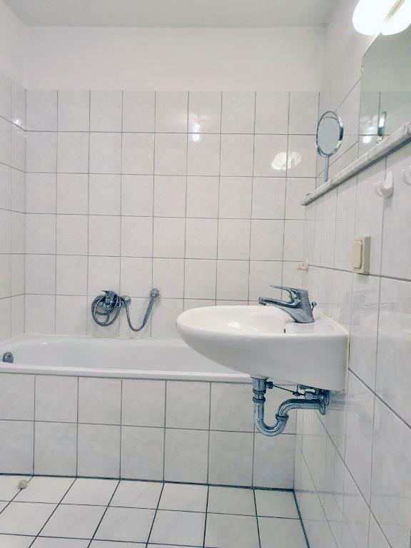 Bad mit Dusche und Wanne Wohnung Karlshagen
