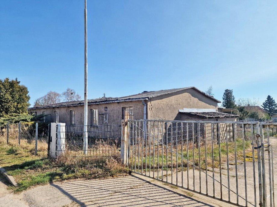 Grundst�ck mit Altbestand Halle / Lager / Produktion Lassan